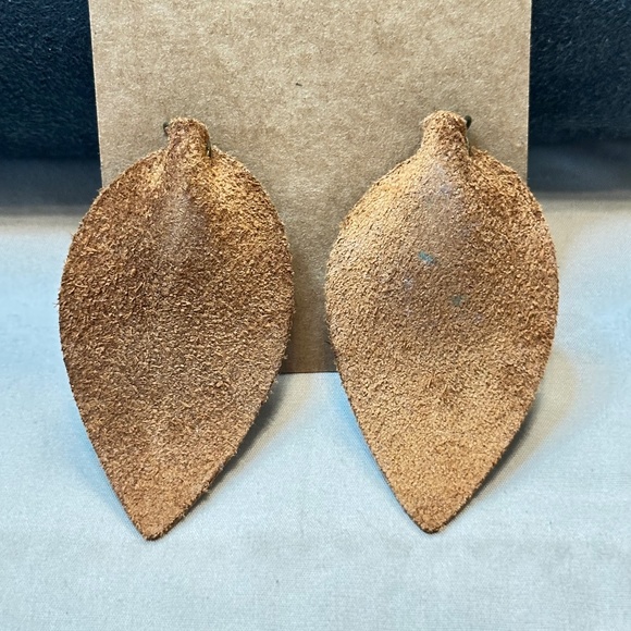 2/$15 Shepherds hook pinched teardrop leather leaf dangle earrings. - Picture 2 of 8